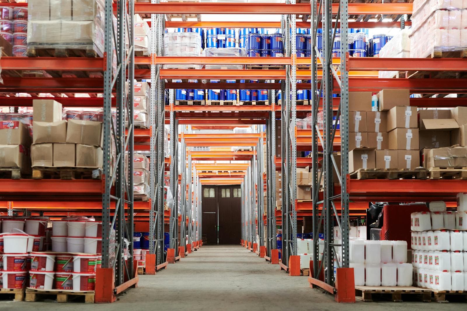 Fabrica industrial com maquinaria e empilhadora